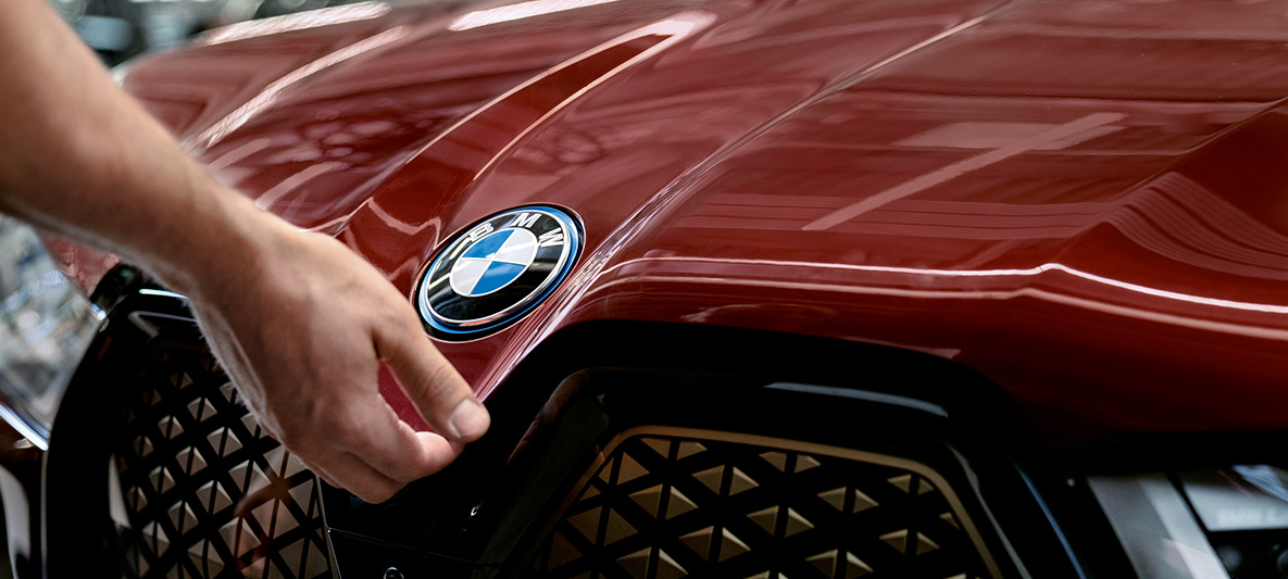 BMW sõidukikontroll ja hooldus BMW sõidukikontroll ja hooldus, käsi BMW kapotil
