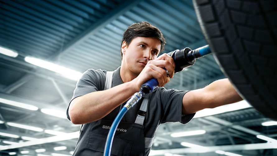 BMW veljeteenindus BMW veljeteenindus: BMW Service’i töötaja BMW-d parandamas