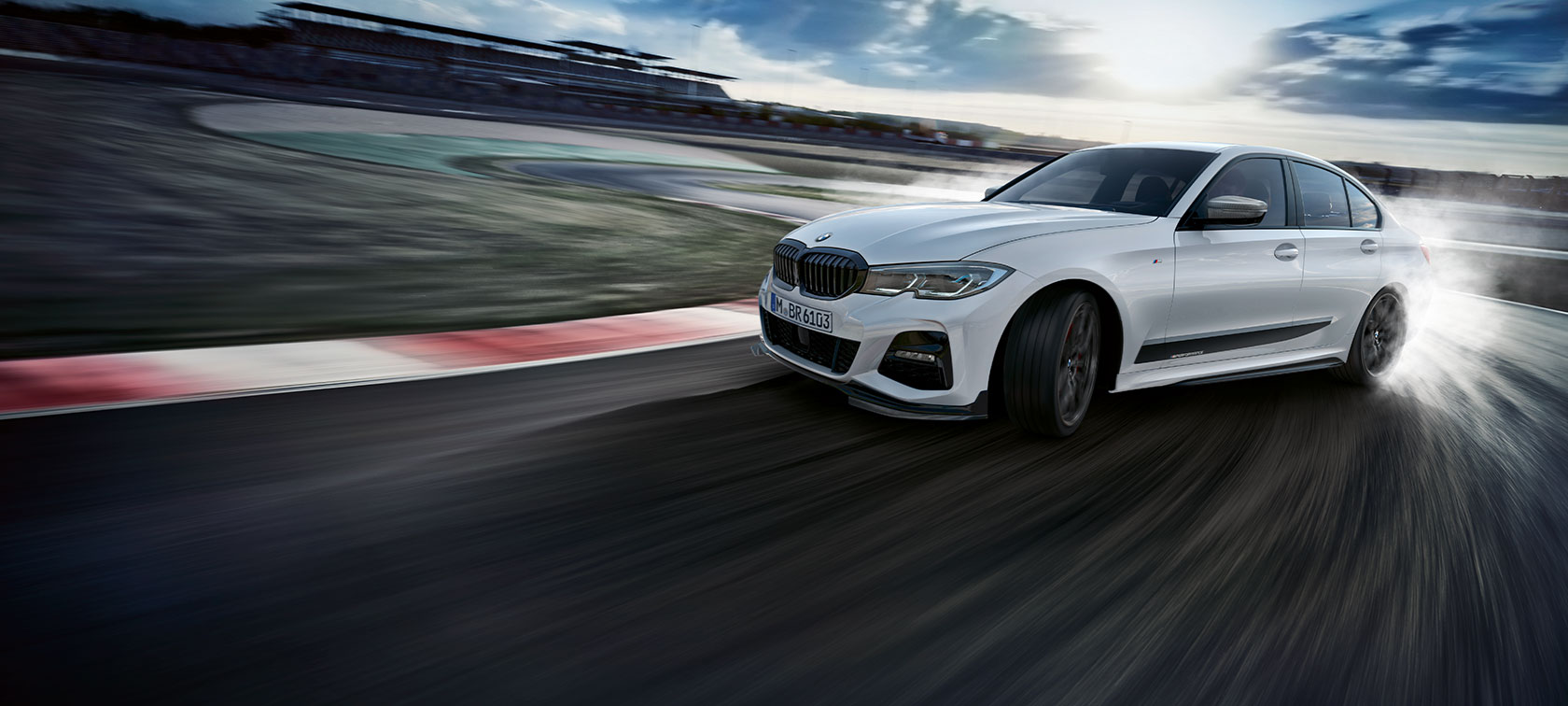 M Performance Parts M Performance Parts: valge BMW sõidab võidusõidurajal