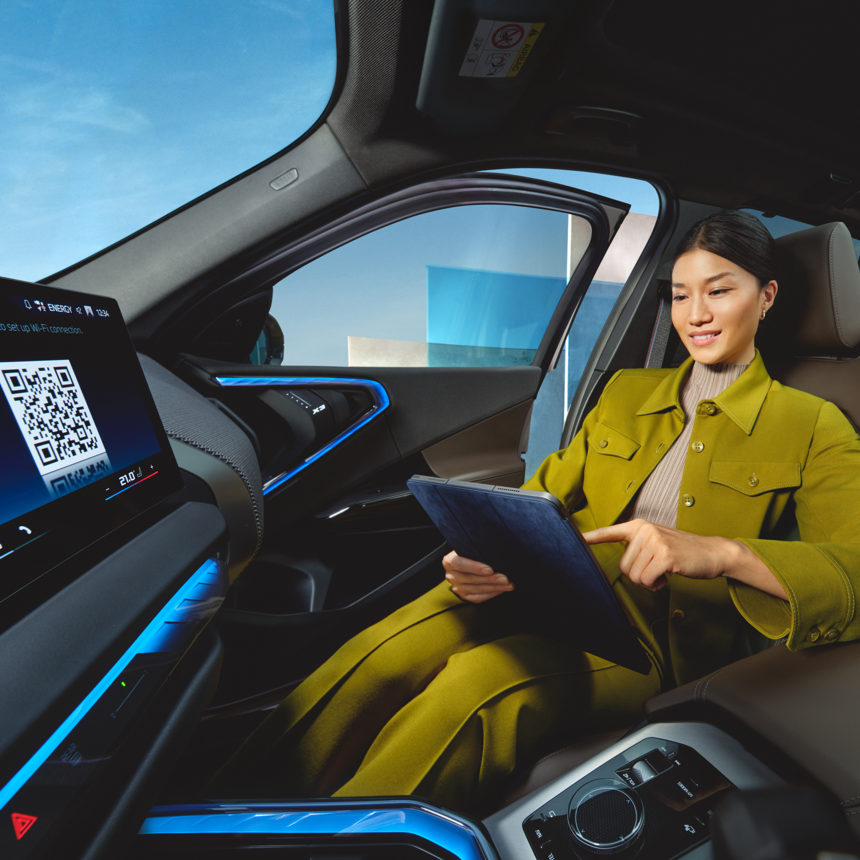 Inimene BMW-s tahvelarvutit kasutamas