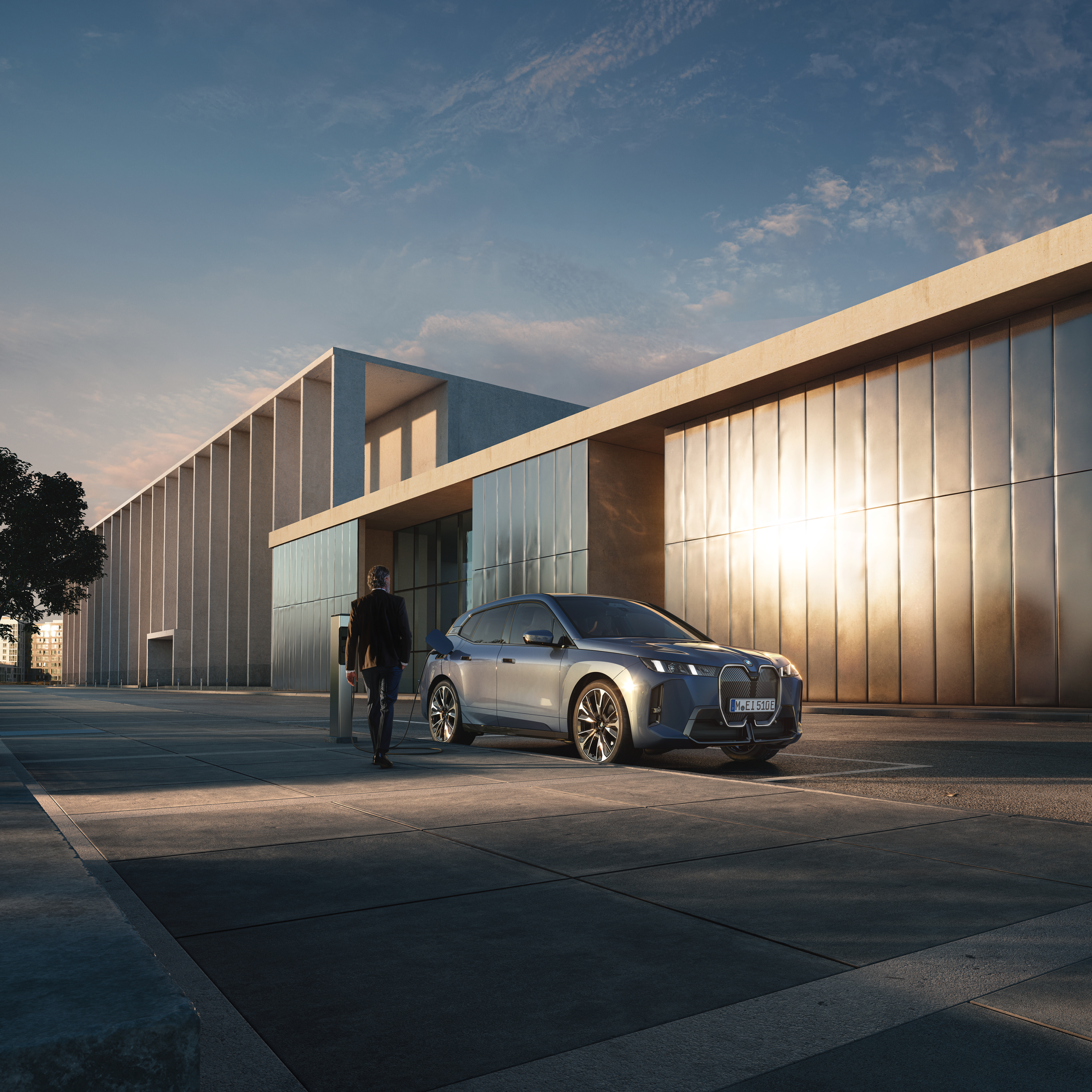 Inimene kõnnib laadiva BMW poole