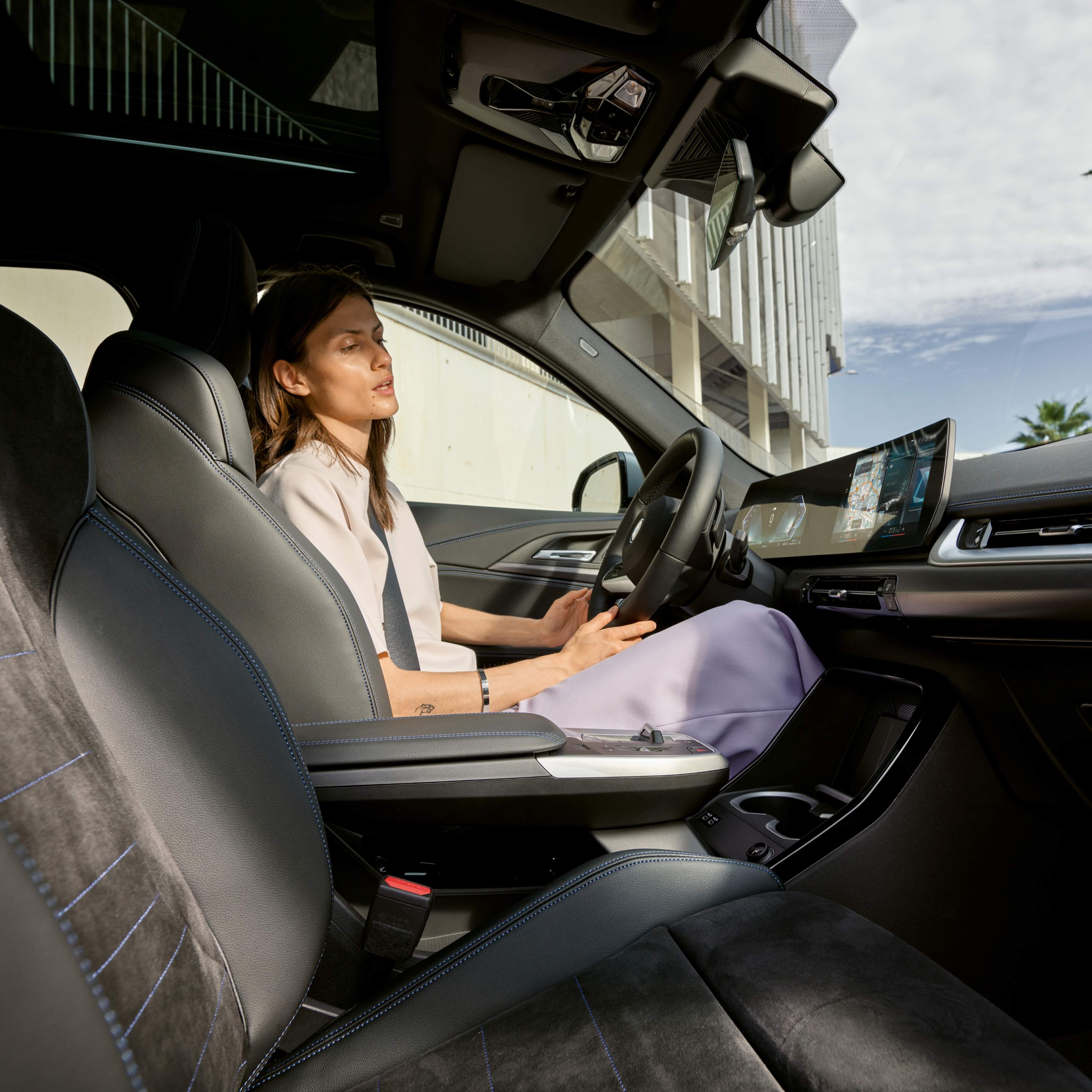 Inimene vaatab oma BMW juhtekraani