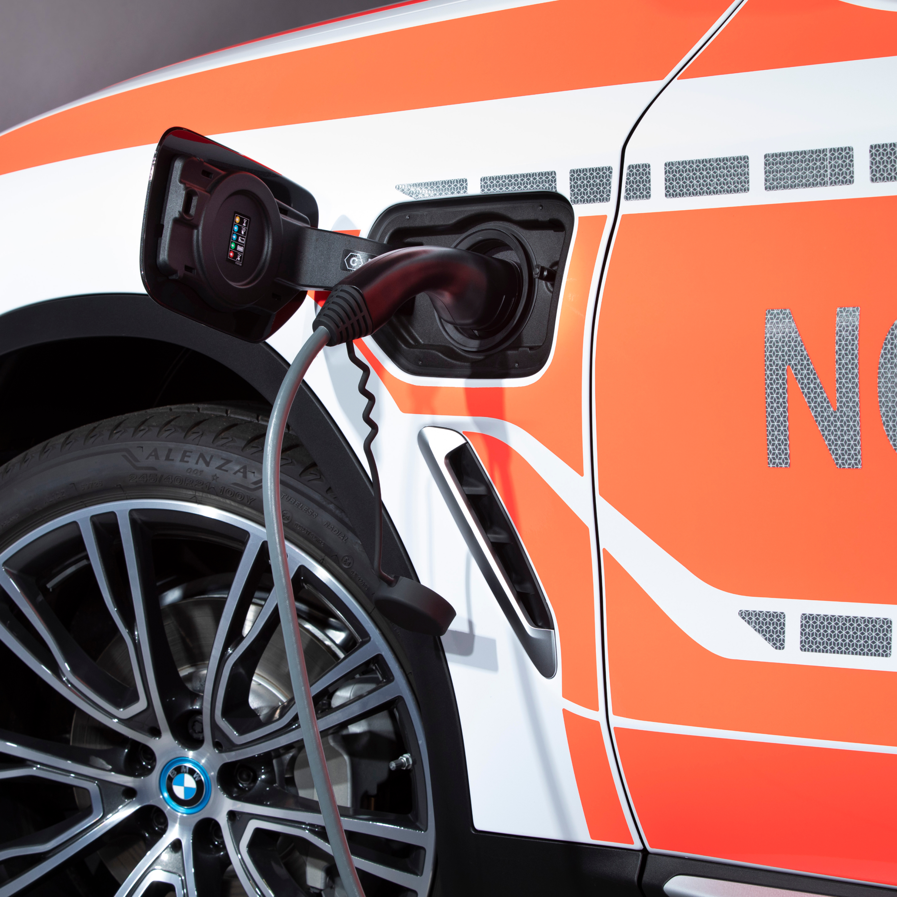 BMW pistikhübriidist operatiivsõiduki laadimine; laadimiskaabli lähivaade