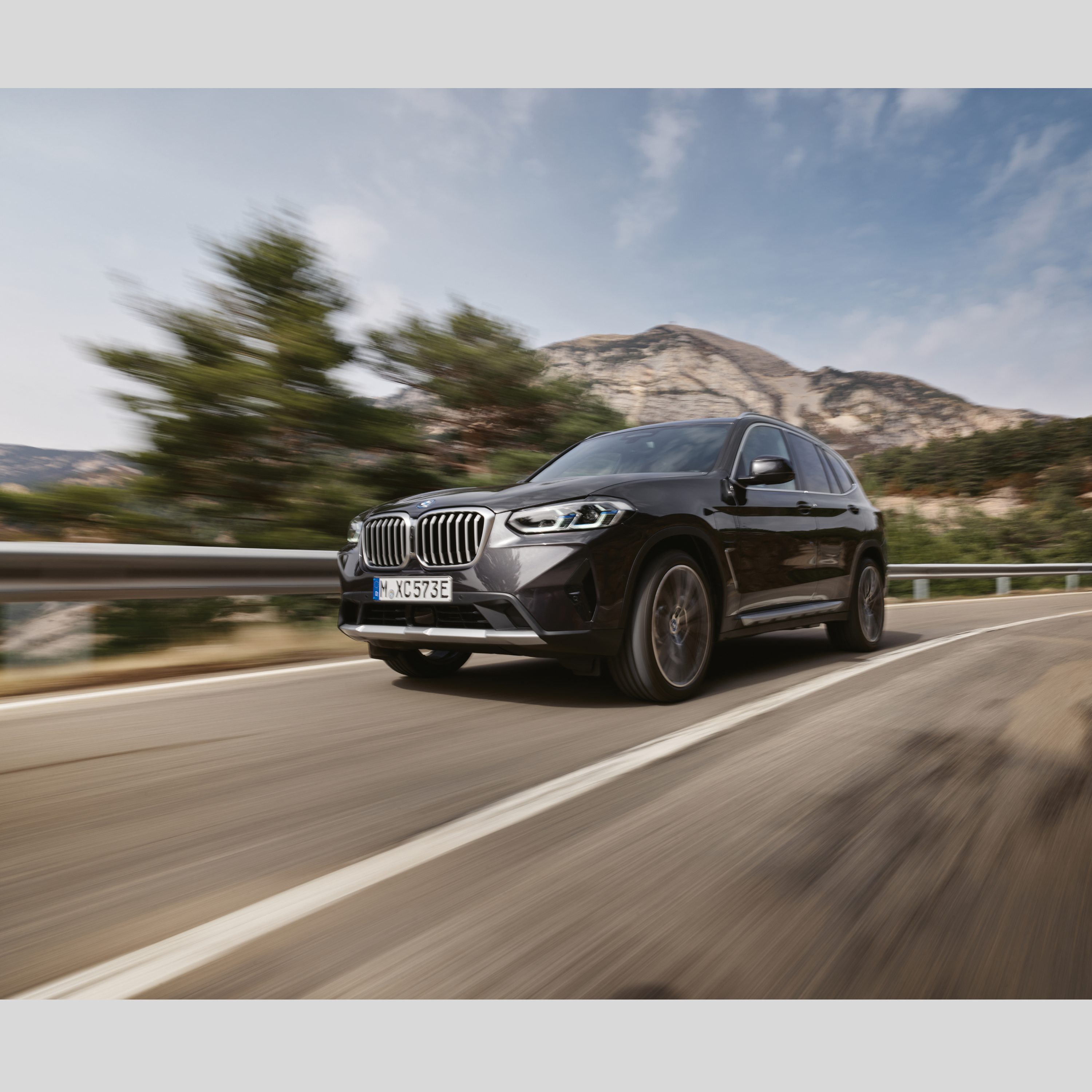 BMW alarmsõiduk sõidab teel