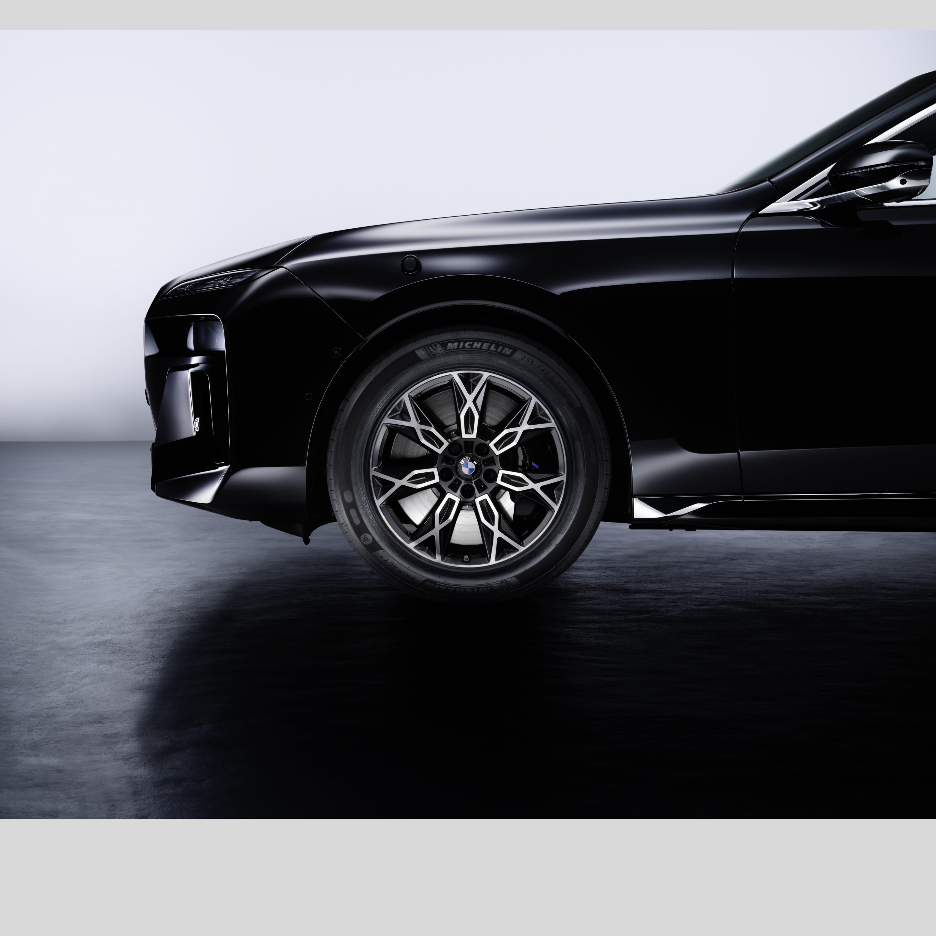 BMW esiratas lähivaatega rehvile