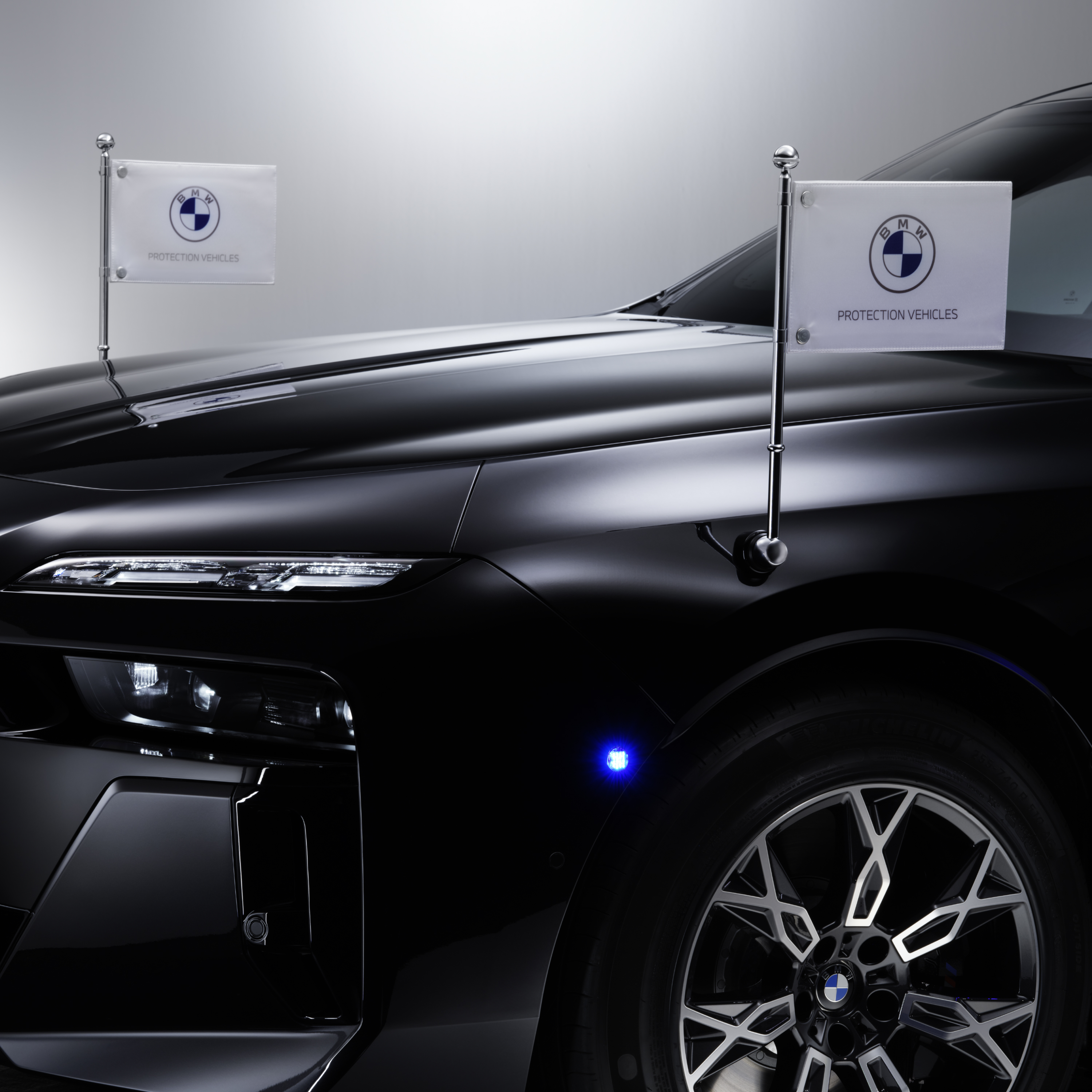 Lähivaade kahest BMW esiosas olevast vimplihoidikust