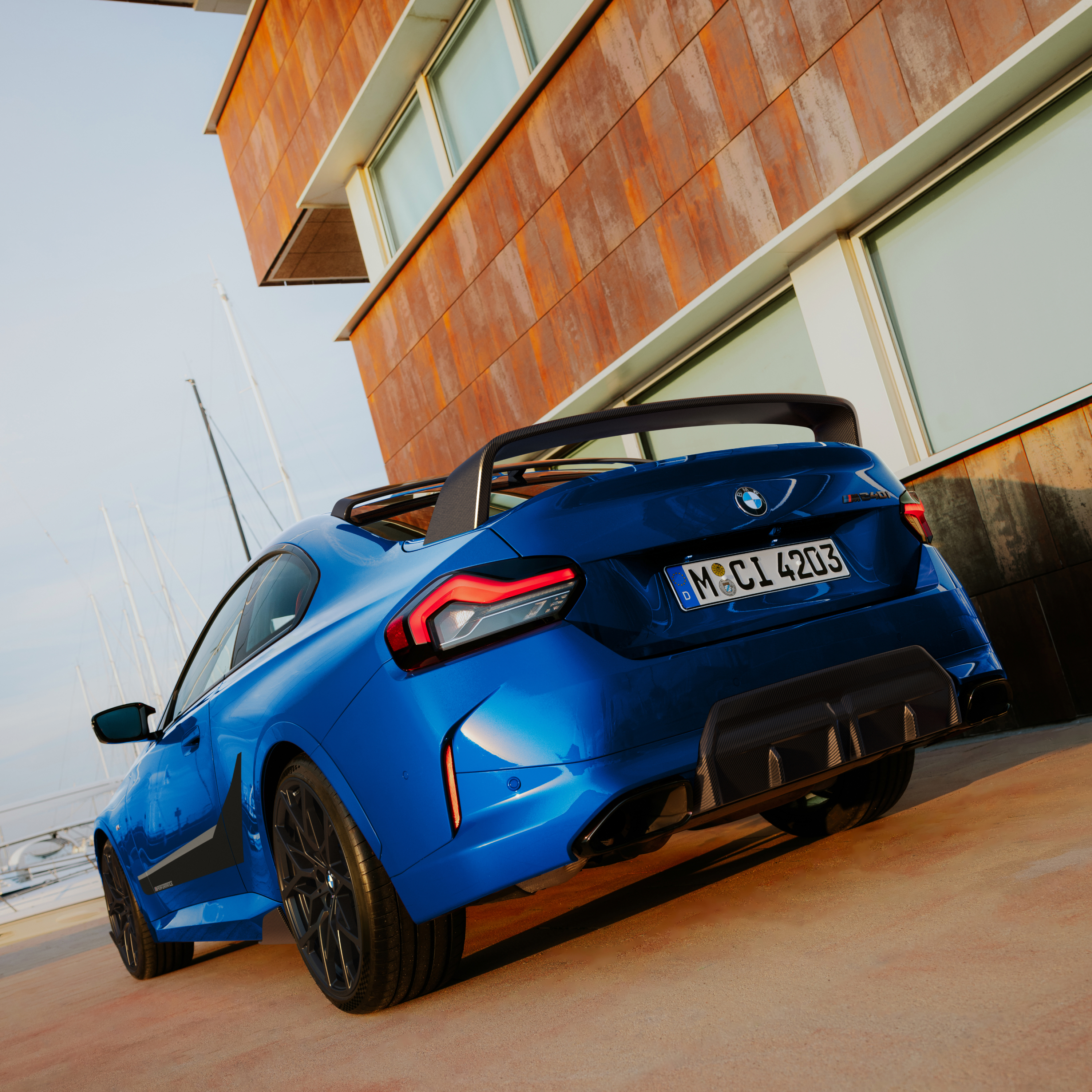 M Performance’i tagaspoileriga BMW on pargitud maja ees