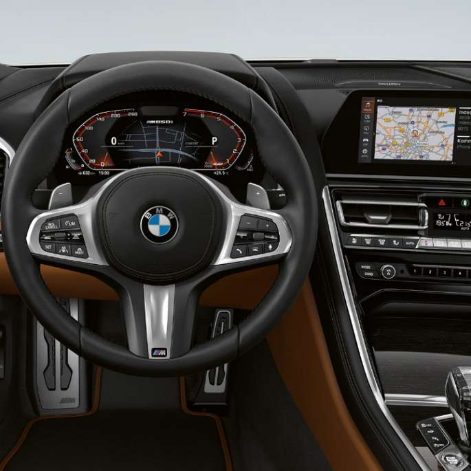BMW M850i xDrive, Mineral White metallik, juhiiste nahkkattega M-rooliga. BMW M850i xDrive, Mineral White metallik, juhiiste nahkkattega M-rooliga.