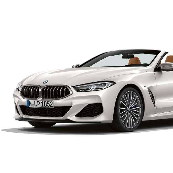 BMW M850i xDrive, Mineral White metallik, kolm-neljandikku eestvaade. BMW M850i xDrive, Mineral White metallik, kolm-neljandikku eestvaade.