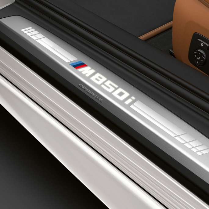 BMW M850i xDrive, Mineral White metallik, esiukse lävend. BMW M850i xDrive, Mineral White metallik, esiukse lävend.