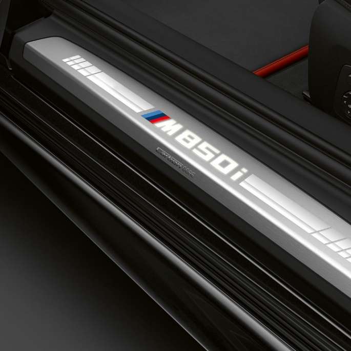 BMW M850i xDrive, Carbon Black metallik, ukselävend. BMW M850i xDrive, Carbon Black metallik, ukselävend.