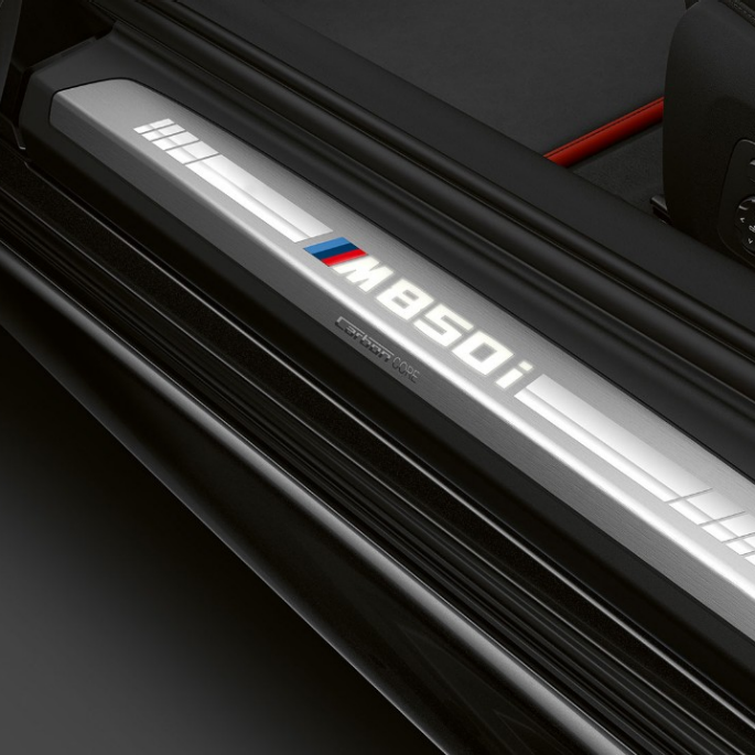 BMW M850i xDrive, Carbon Black metallik, ukselävend. BMW M850i xDrive, Carbon Black metallik, ukselävend.